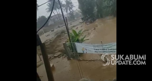 Banjir Bandang Terjang Cibuntu Cicurug Sukabumi, Mobil Hanyut Rumah ...