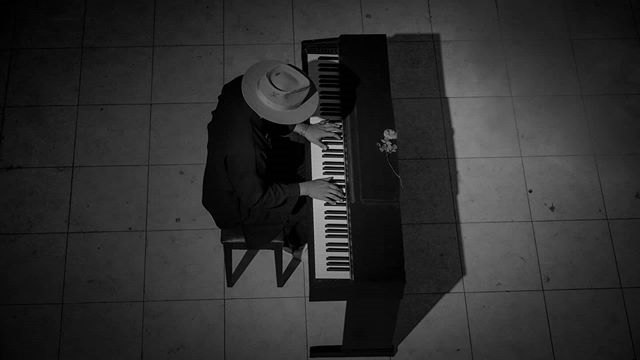 Sedih, Single Baru Sandy Canester yang Unik dengan Balutan Nuansa Piano (124074)