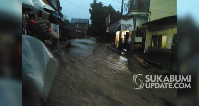 Banjir bandang yang terjadi di wilayah Cicurug, Kabupaten Sukabumi, Senin (21/9/2020) petang. | Sumber Foto:Istimewa