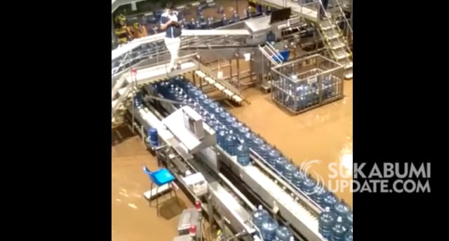 Pabrik Aqua lokasi pengisian galon di Desa Mekarsari Cicurug Kabupaten Sukabui terendam banjir, Senin 21 September 2020 | Sumber Foto:ISTIMEWA