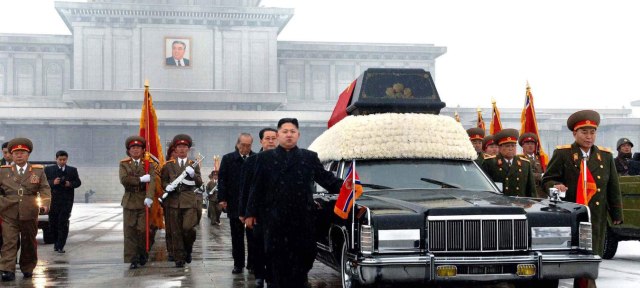 Kim Jong Un dalam pemakaman ayahnya, Kim Jong Il. Foto: BBC Indonesia.