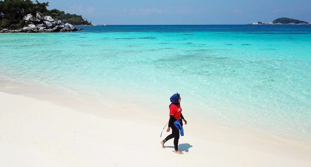 Hamparan pasir putih dan kejernihan air laut yang menawan di Pulau Penjalin Besar, Kepulauan Anambas. Foto: Milyawati/kepripedia.com
