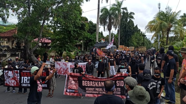 Pendukung Jerinx Gelar Aksi, Satpol PP Mengawasi Sambil Operasi Yustisi (15347)