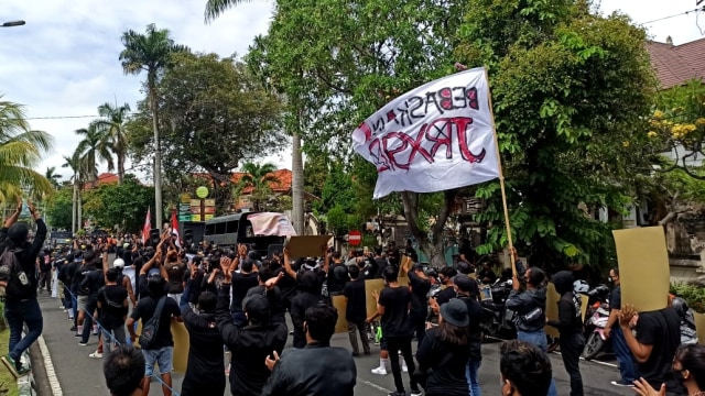 Suasana demo para pendukung Jerinx di PN Denpasar, Bali, Selasa (22/9). Foto: Denita br Matondang/kumparan