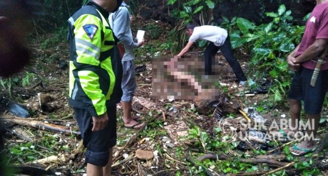 Petugas mengevakuasi jenazah laki-laki yang ditemukan di pinggir aliran sungai leuwilieur, Tenjojaya Cibadak Sukabumi | Sumber Foto:ISTIMEWA