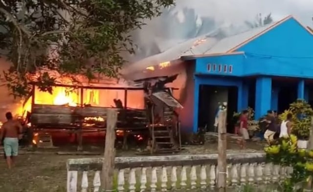 Diduga Akibat Ledakan Kompor Gas, 2 Rumah di Kolaka Utara Terbakar (98517)