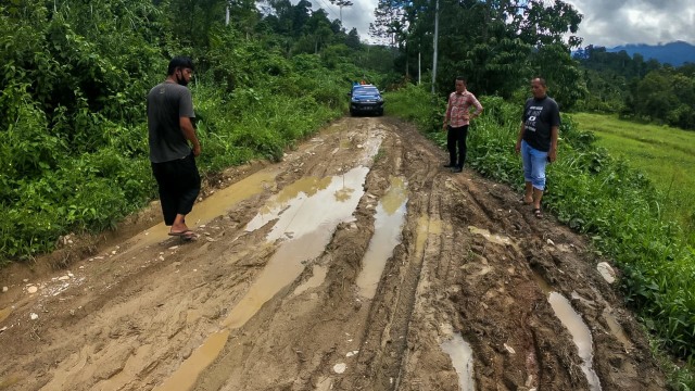 Jalan rusak menuju Lesten. Foto: Habil Razali/acehkini