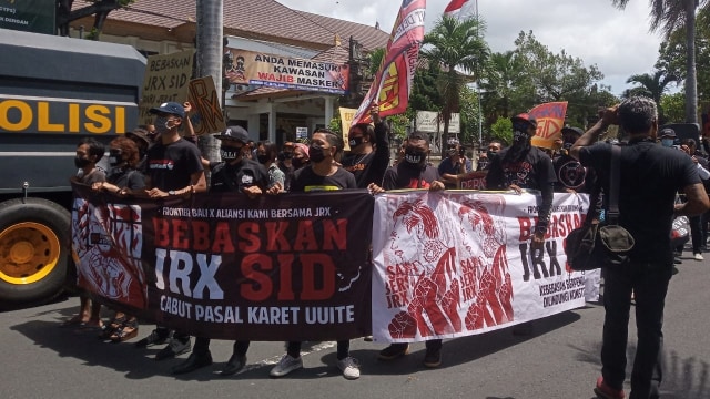 Aksi unjuk rasa yang meminta pembebasan Jerinx di PN Denpasar - ISt