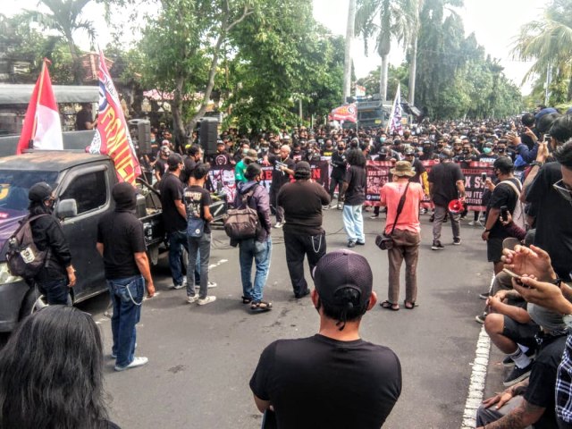 Iringi Sidang Jerinx, Ratusan Massa Gelar Aksi di PN Denpasar (101659)