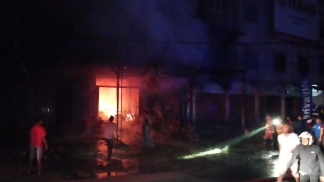 Warga memadamkan kebakaran toko di Bireuen, Aceh. Dok. BPBA