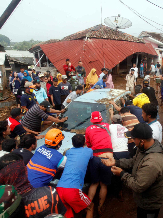 Foto: Kerusakan Parah Akibat Banjir Bandang di Cicurug, Sukabumi (8063)