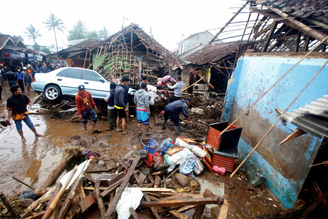 Foto: Kerusakan Parah Akibat Banjir Bandang di Cicurug, Sukabumi (8064)