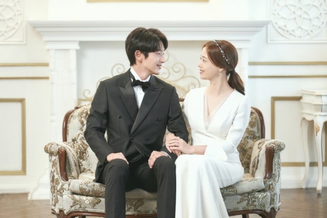 Drama Korea 'Flower of Evil' Rilis Foto 'Nikah' Lee Joon Gi dan Moon Chae Won (29877)