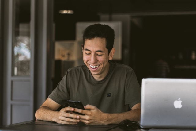 Alasan Gebetanmu Lama Balas WhatsApp Berdasarkan Zodiaknya (28196)