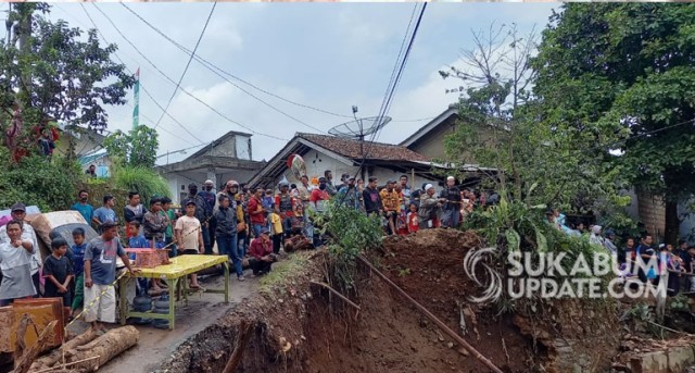 Warga Kampung Cibuntu Desa Pasawahan Cicurug pasca banjir bandang | Sumber Foto:ISTIMEWA
