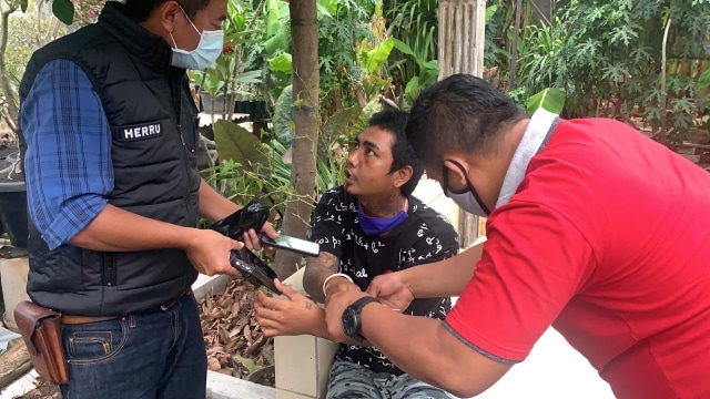Pemuda Pacaran di Pinggir Jalan Mesti Waspada, Ada Pencuri HP Berkeliaran (70557)