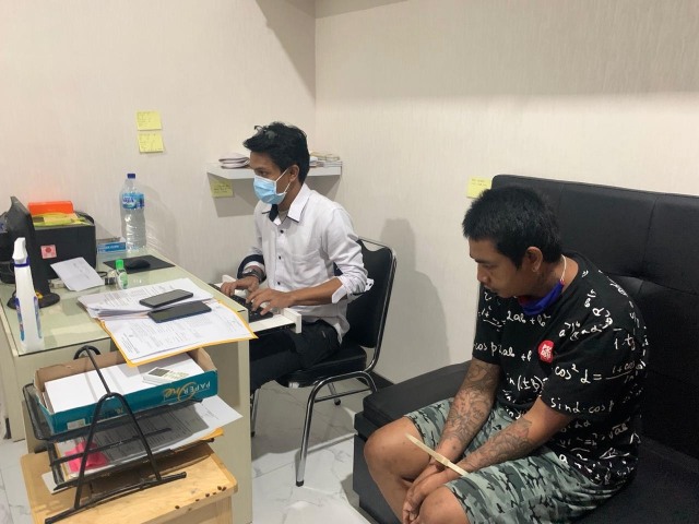 Pemuda Pacaran di Pinggir Jalan Mesti Waspada, Ada Pencuri HP Berkeliaran (70558)