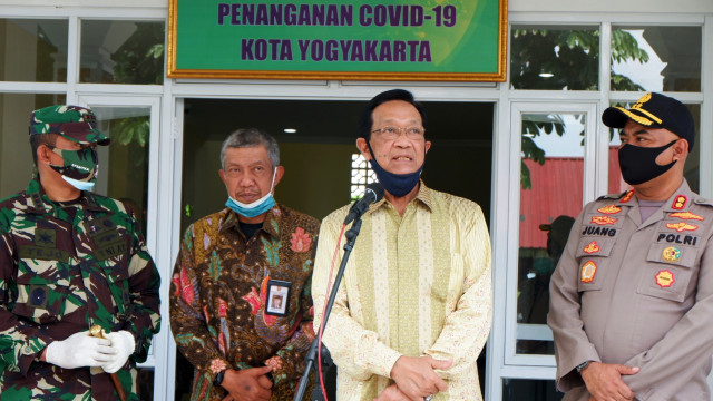 Gubernur DI Yogyakarta Sri Sultan Hamengku Buwono X saat meninjau Rusunawa Bener yang dijadikan shelter bagi OTG. Foto: Arfiansyah Panji Purnandaru/kumparan