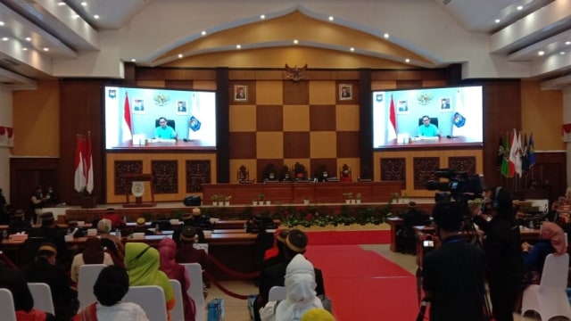 Mendagri Tito Karnavian melakukan konferensi secara virtual pada rapat paripurna HUT ke-16 Sulawesi Barat. Foto: Dok. Kominfo Sulbar