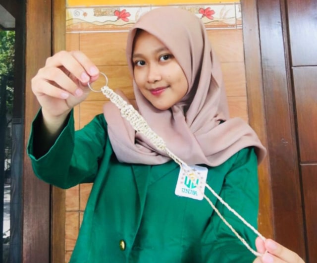Mahasiswa Unusa Olah Pelepah Pisang Jadi Gantungan Botol Tumbler (47429)