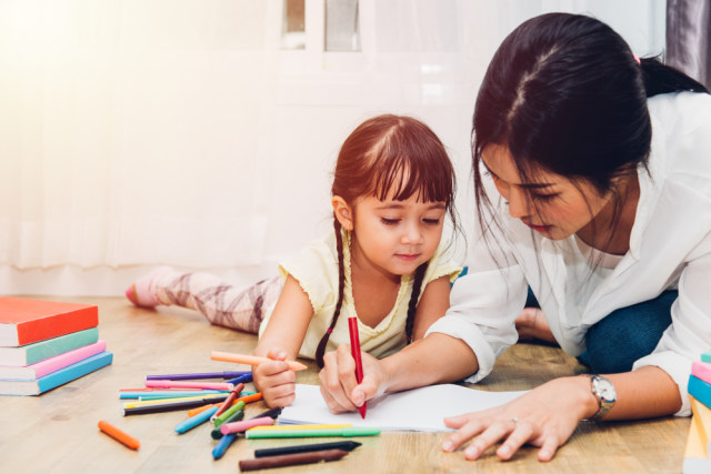 Ibu menemani anak belajar di rumah. Foto: Shutterstock