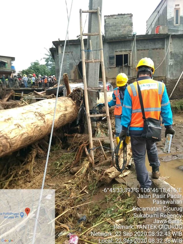 Perbaikan jaringan listrik pasca banjir bandang di Sukabumi. Foto: Dok. PLN