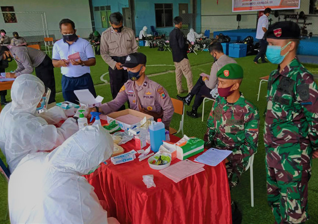 179 Prajurit TNI-Polri di Kota Sorong,Ikut Donor Darah Dengan Protokol Kesehatan (249847)