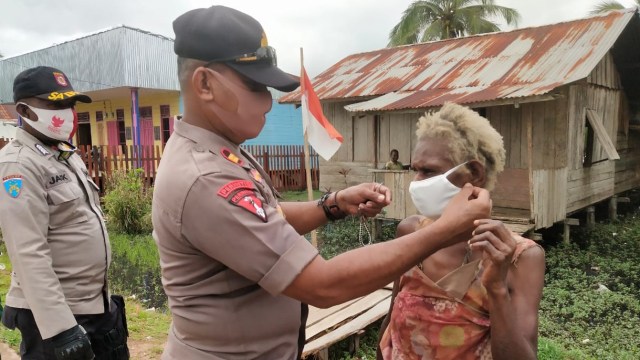 Pemberian masker kepada warga di Kampung Mur, Kabupaten Mappi. (Dok Polda Papua)