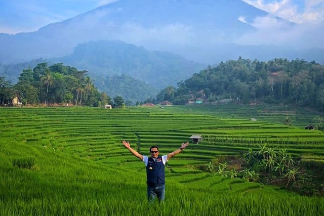 Gubernur Jawa Barat Ridwan Kamil menikmati terasering Ciboer. (Oki Kurniawan)