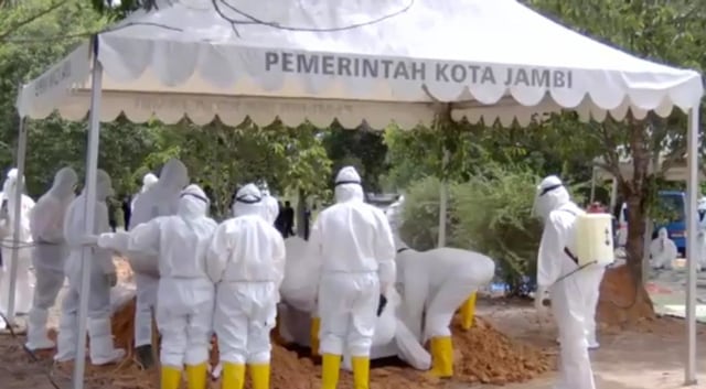 Prosesi pemakaman ananda bian di TPU Pusara Agung. Foto: Tangkap Layar