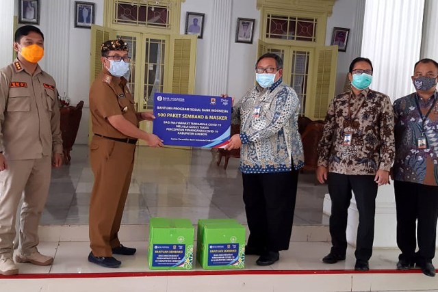 Penyerahan bantuan masker dan sembako dari BI Cirebon kepada Pemkab. (Juan)