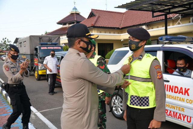 Kapolres Indramayu AKBP Suhermanto memimpin apel operasi yustisi oleh petugas gabungan di Mapolres Indramayu, Selasa (22/9/2020). (Ciremaitoday)