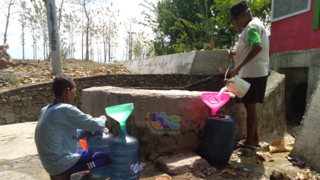 Warga di Dusun Jeblokan Desa Bakulan Kecamatan Temayang Kabupaten Bojonegoro saat mengambil air di sumur yang ada di pinggir desa setempat. Selasa (22/09/2020)