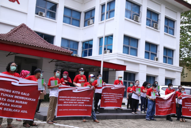Nasabah WanaArtha Life di Palembang menggelar aksi damai di Kantor Otoritas Jasa Keungan (OJK) Region VII Sumbagsel. (Foto. Istimewa)