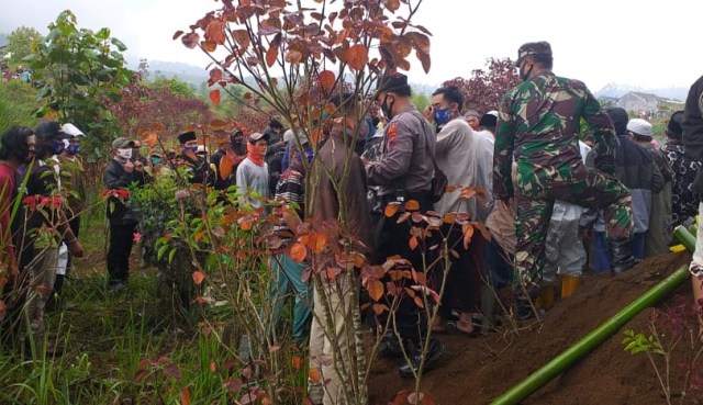 Pemakaman Jenazah pasien suspect COVID-19 di tempat pekaman umum (TPU) Dukuh Sawangan, Desa Sigedong, Kecamatan Bumijawa, Kabupaten Tegal, Selasa (22/9) berlangsung ricuh.  (Foto: Istimewa)