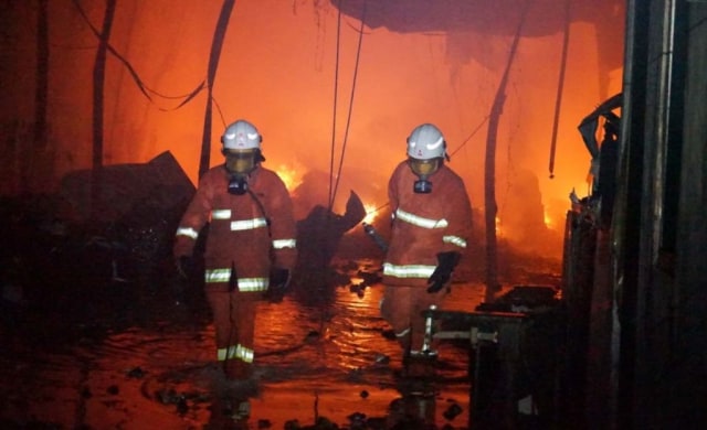 Empat Petugas Terluka, Tiga Gudang di Margomulyo, Surabaya, Terbakar