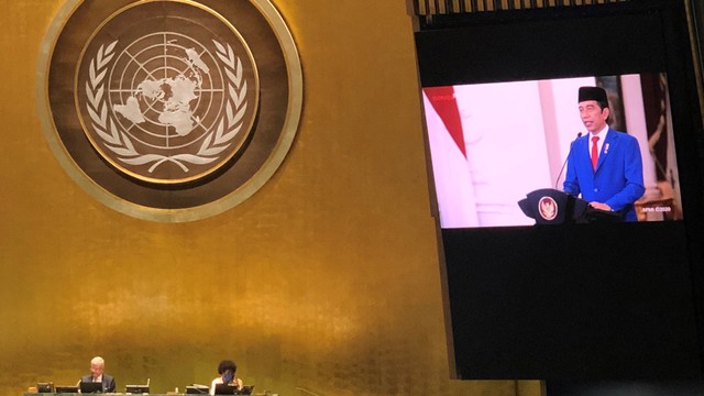 Layar memperlihatkan Presiden Joko Widodo menyampaikan pidato yang telah direkam sebelumnya pada Sidang Majelis Umum ke-75 PBB secara virtual di Markas PBB, New York, Amerika Serikat, Rabu (23/9/2020). Foto: Kemenlu/HO ANTARA FOTO