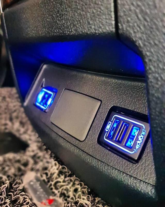 Demam Pasang Slot USB Fast Charging di Kabin Mobil, Berapa Ongkosnya? (81211)