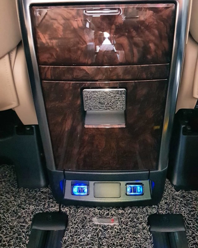 Demam Pasang Slot USB Fast Charging di Kabin Mobil, Berapa Ongkosnya? (81213)