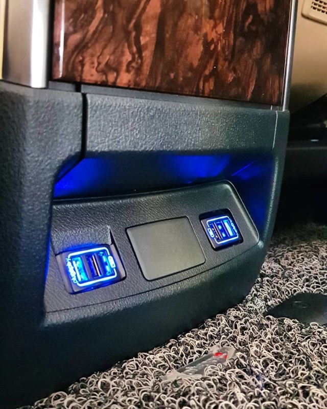 Demam Pasang Slot USB Fast Charging di Kabin Mobil, Berapa Ongkosnya? (81212)