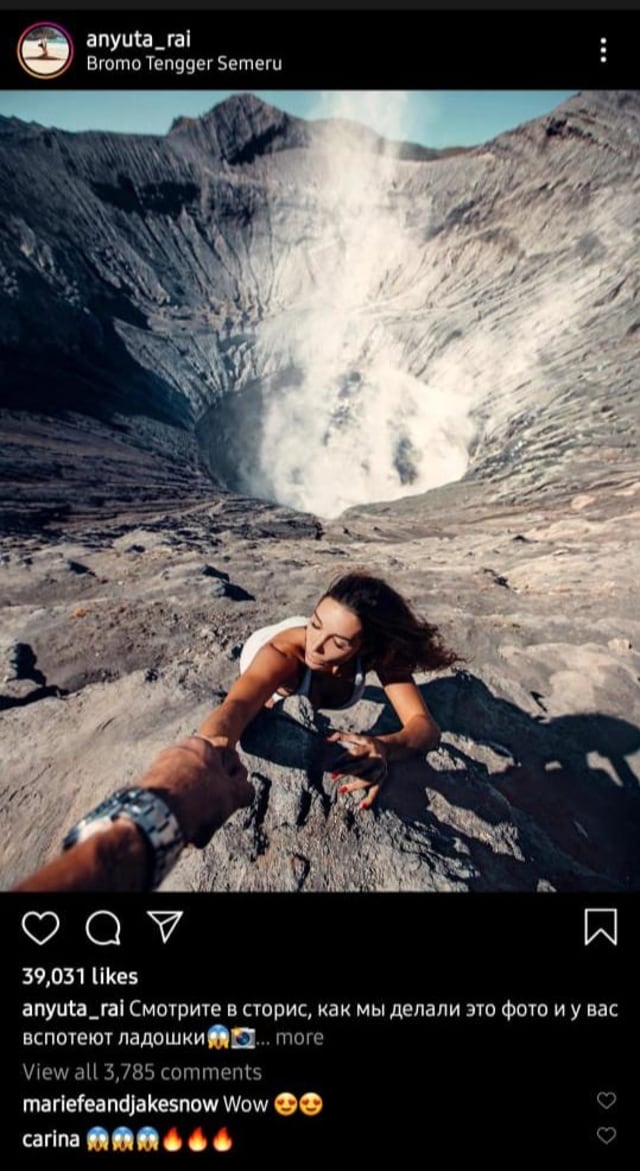 Heboh selebgram Rusia berpose di Kawah Gunung Bromo Foto: Instagram @anyuta_rai