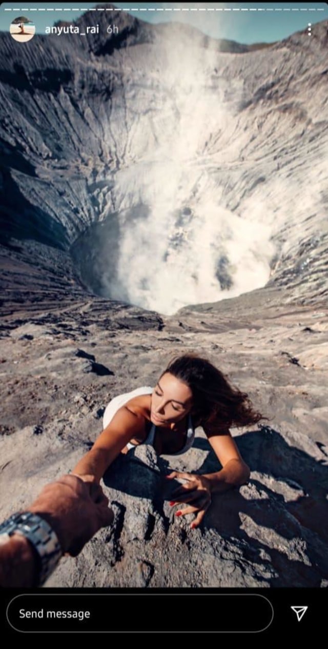 Heboh selebgram Rusia berfoto di Kawah Gunung Bromo Foto: Instagram @anyutarai