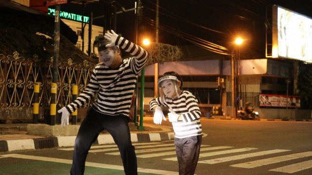 Rudi dan Doddy Mikro saat melakukan pertunjukan pantomim di jalan Mayor Suryatomo, Yogyakarta, Selasa (22/9/2020) Foto: Gabryella Triwati Sianturi/Tugu Jogja