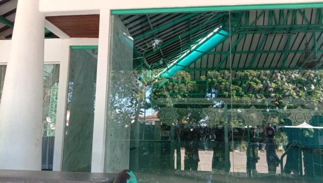 Pecahan kaca di Masjid Nurul Jamil di Jalan Bukit Dago Selatan, Kota Bandung usai dilempari seorang pria. Foto: Dok. Istimewa