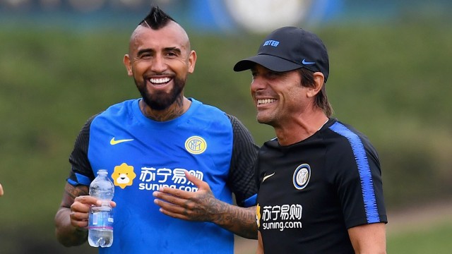 Arturo Vidal (kiri) saat jalani latihan bersama Inter Milan. Foto: Twitter/@Inter