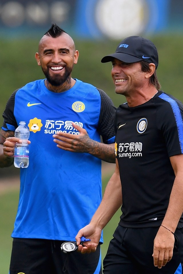 Arturo Vidal (kiri) saat jalani latihan bersama Inter Milan. Foto: Twitter/@Inter