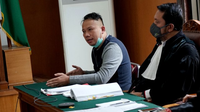 Vicky Prasetyo Lega Dengar Keterangan Saksi di Sidang (108381)