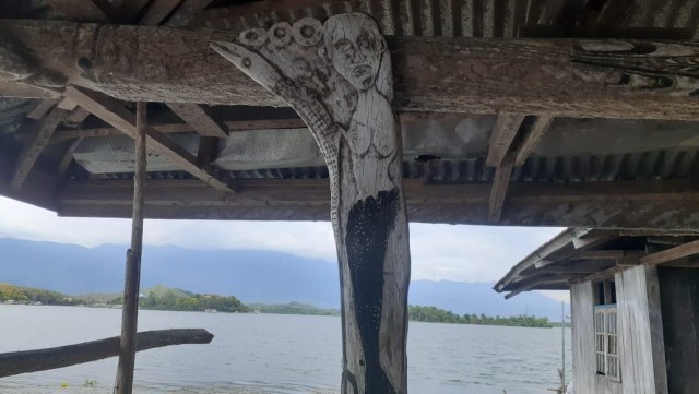 Motif putri duyung yang ditemuan pada tiang rumah Obhee (Foto Dok: Balai Areologi/Hari Suroto) 