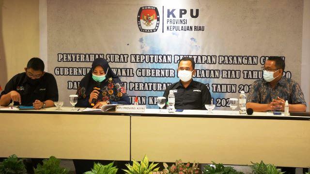 Ketua KPU Provinsi Kepri Sriwati menyerahkan dokumen penetapan peserta Pilkada Kepri 2020.