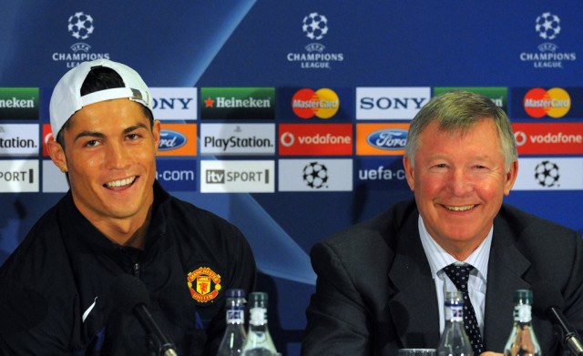 Cristiano Ronaldo bersama Sir Alex Ferguson saat di Manchester United.  Foto: PAUL ELLIS / AFP